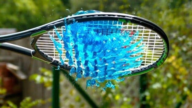 Une poche de gelée tranchée par une raquette de tennis en Slow Motion Une poche de gelée explosée par une raquette de tennis en slow-motion