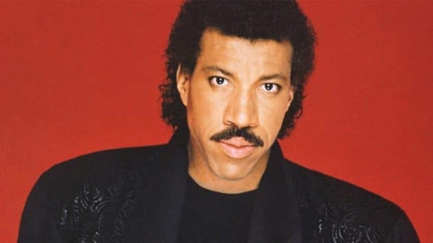 Adele répond à « Hello » de Lionel Richie Lionel Ritchie, "Hello", Adele