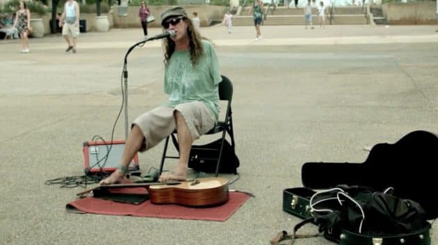 Né sans bras, il joue de la guitare avec ses pieds Mark Goffeney, guitare, pieds