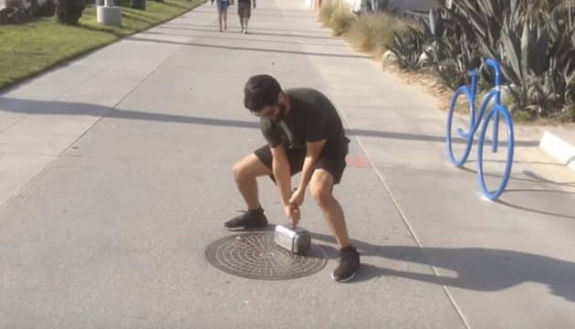 Il défie les passants de soulever ce (très lourd) marteau de Thor marteau de thor, impossible à soulever