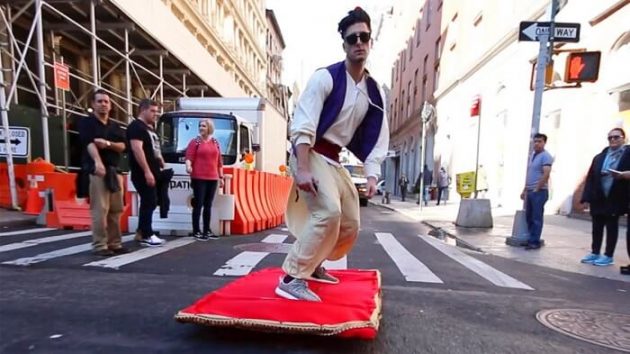 Aladin se balade sur son tapis volant dans les rues de New York Aladin, New York, skate