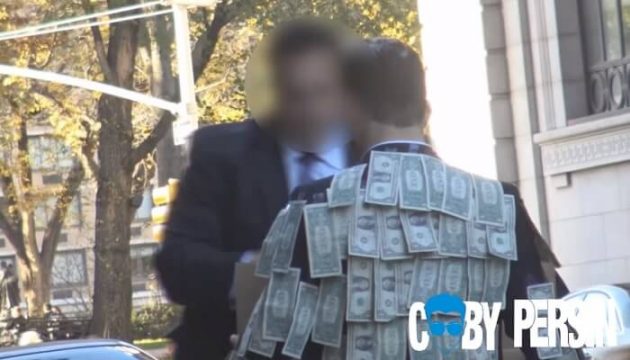Coby Persin se balade avec des billets de banque sur sa veste Coby Persin, veste, dollars, New York