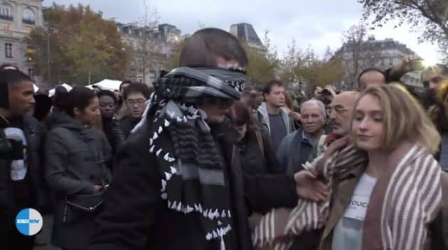 Les yeux bandés, un musulman demande des câlins aux Parisiens place République musulman yeux bandés calins, place de la République