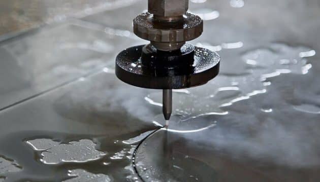 Waterjet, la machine qui découpe le métal à l’eau Waterjet, découpe, jet d'eau