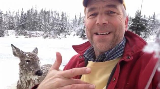 Un homme sauve une biche d’une mort glaciale homme sourd sauve biche de la mort