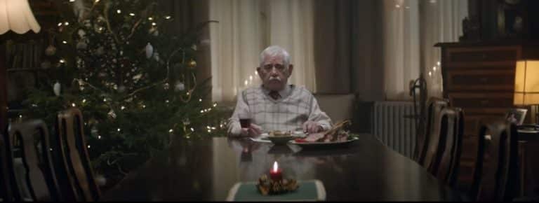Un grand-père simule sa mort pour réunir sa famille à Noël publicite-edeka-noel