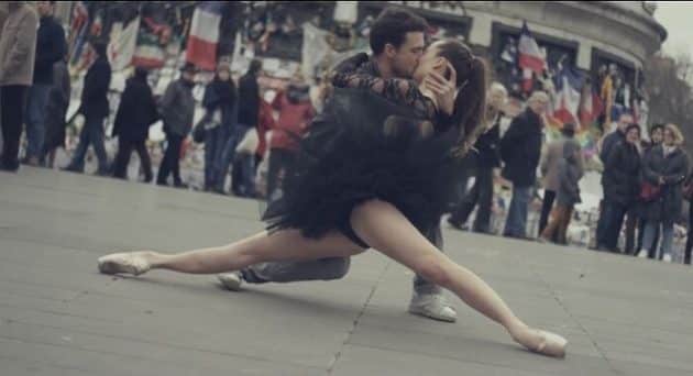Paris, la ville de l’amour symbolisée par la danse et le baiser paris-amour-danse