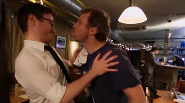 Un humoriste anglais se moque de la bise française Paul Taylor, la bise, France