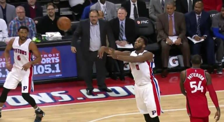 Andre Drummond marque un panier de l’autre bout du terrain ! Andre Drummond marque un panier loitain au buzzer
