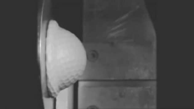 À 250 km/h, cette balle de golf se déforme totalement Balle de golf, Impact au ralenti