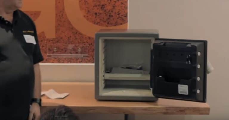 Il ouvre un coffre avec une chaussette et un aimant en 5 secondes ! Ouvrir un coffre avec une chaussette et un aimant
