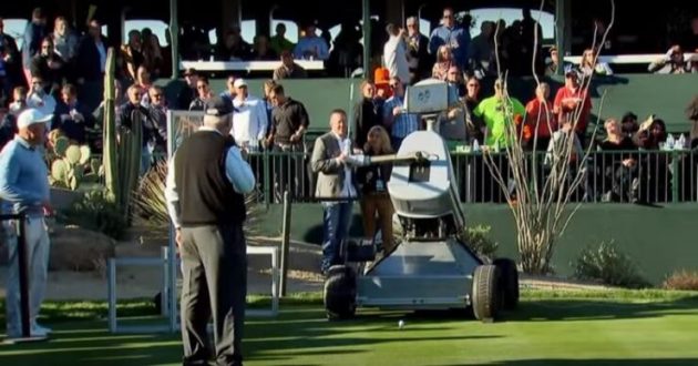 Un robot joue au golf et fait un trou-en-un parfait Robot, Golf, Trou-en-un