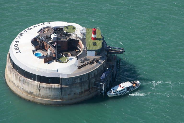 Un fort anglais en pleine mer transformé en hotel de luxe fort, anglais