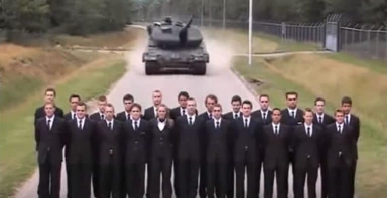 Un tank freine d’urgence devant un groupe de volontaires ! Freinage, Char, Groupe