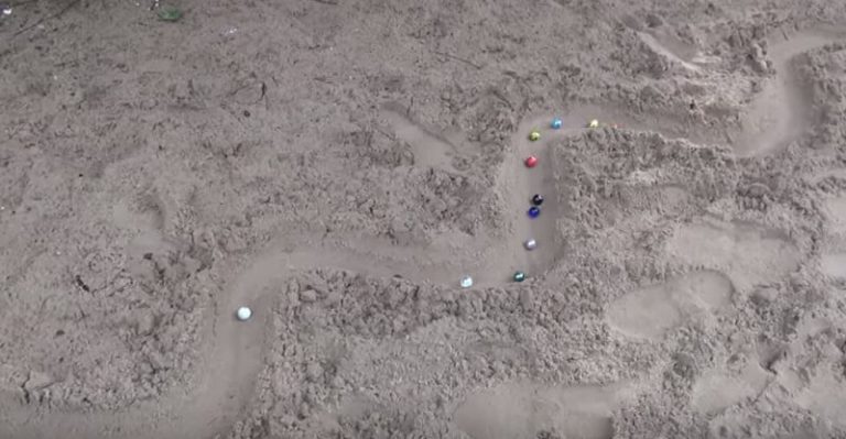 Une incroyable course de billes sur une colline de sable Grande course, Billes, Sable