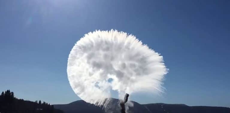 Lancer de l’eau bouillante quand il fait froid dehors… Eau bouillante, Dehors froid