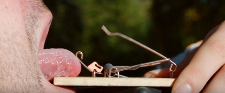Un homme se fait pincer la langue par un piège à souris Langue, Piège à souris