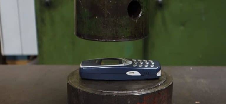 Un Nokia 3310 est-il résistant face à une presse hydraulique ? Nokia, Presse hydraulique