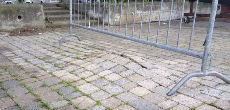 La puissance des vagues soulève des pavés