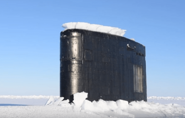 Un sous-marin nucléaire brise la glace en Arctique Sous marin, armee, arctique