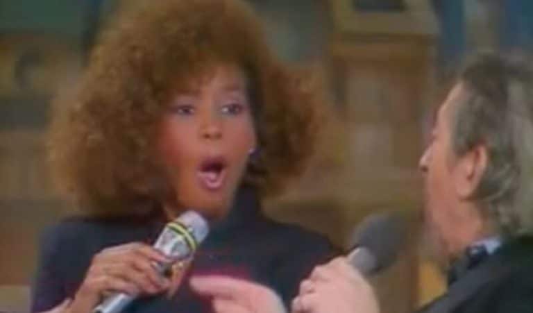25 ans après, Michel Drucker revient sur l’affaire Gainsbourg – Whitney Houston Whitney Houston et Serge Gainsbourg chez Michel Drucker