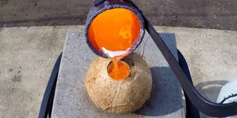 L’expérience fumante du cuivre en fusion dans une noix de coco Noix de coco et cuivre en fusion