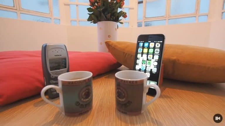 Quand un iPhone parle à son grand-père, le Nokia 3310 Nokia 3310, iPhone, discussion, Pierre Croce