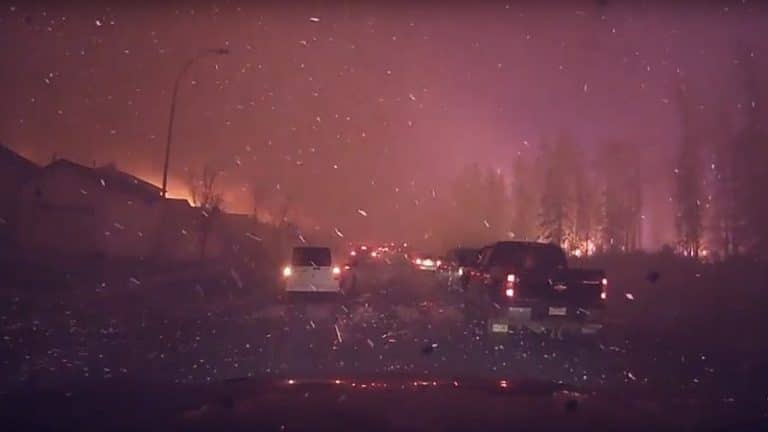Il filme une scène apocalyptique à Fort McMurray Vidéo du feu de Fort McMurray au Canada par Michel Chamberland