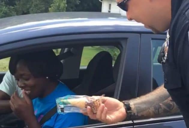 Ce policier arrête une conductrice… pour lui offrir une glace Police arrête une voiture pour offrir une glace