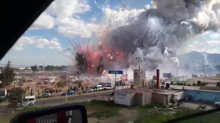 L’impressionnante explosion d’un marché de feux d’artifice au Mexique Explosion de feux d'artifice au Mexique