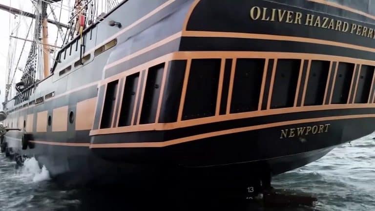 Le grand voilier « Oliver Hazard Perry » s’écrase à Newport