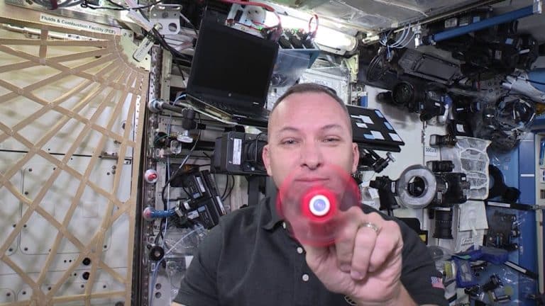 Dans l’espace, ces astronautes jouent avec un hand spinner