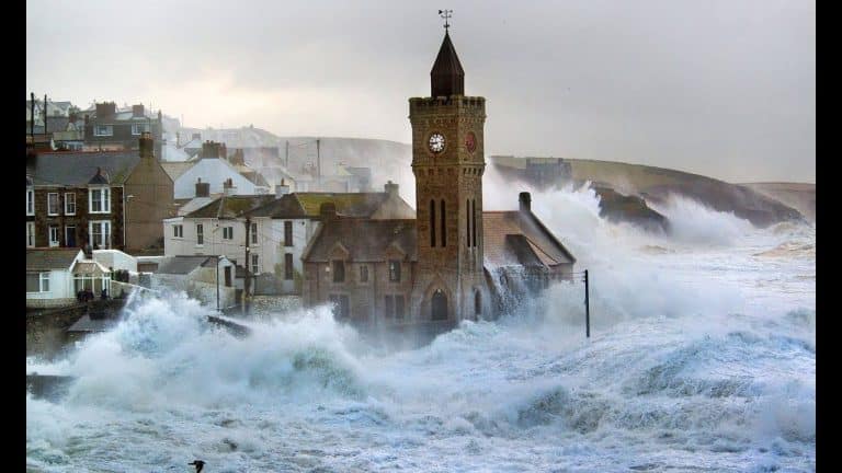 La tempête Ophelia fait des ravages en Irlande