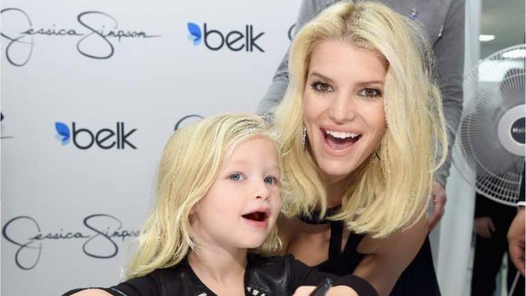 La fille de 5 ans, Maxwell, de Jessica Simpson est déjà accro au maquillage