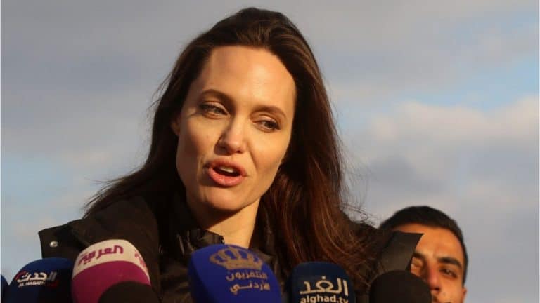 Angelina Jolie se rend en Jordanie avec ses filles Shiloh et Zahara pour rencontrer les réfugiés syriens