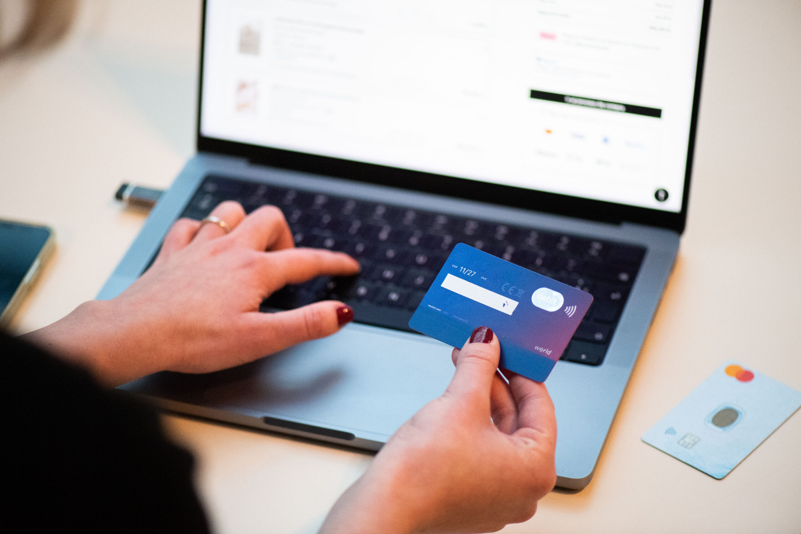 Contrefaçon en ligne : les signaux qui trahissent un faux produit